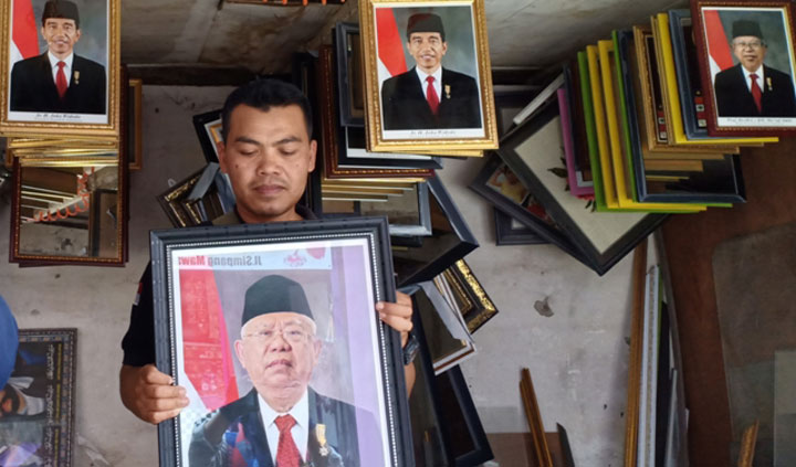 Lapak pedagang bingkai di Jalan Anggrek Kota Blitar mulai kebanjiran orderan foto Jokowi dan Ma