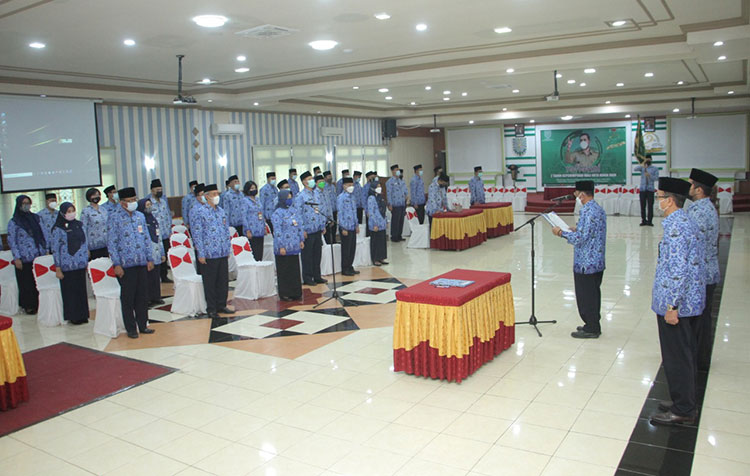 Sekda Kota Probolinggo drg. Ninik Ira Wibawati saat dilantik oleh Wakil Ketua Korpri Provinsi Jawa Timur Siswo Heroetoto di Gedung Puri Manggala Bhakti, Jumat (30/4/2021). (foto: ist)