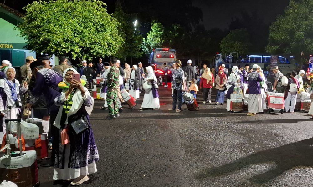  Jemaah haji asal Tuban yang tergabung dalam kloter 86 tiba titik kedatangan di Kompi Senapan C Tuban
