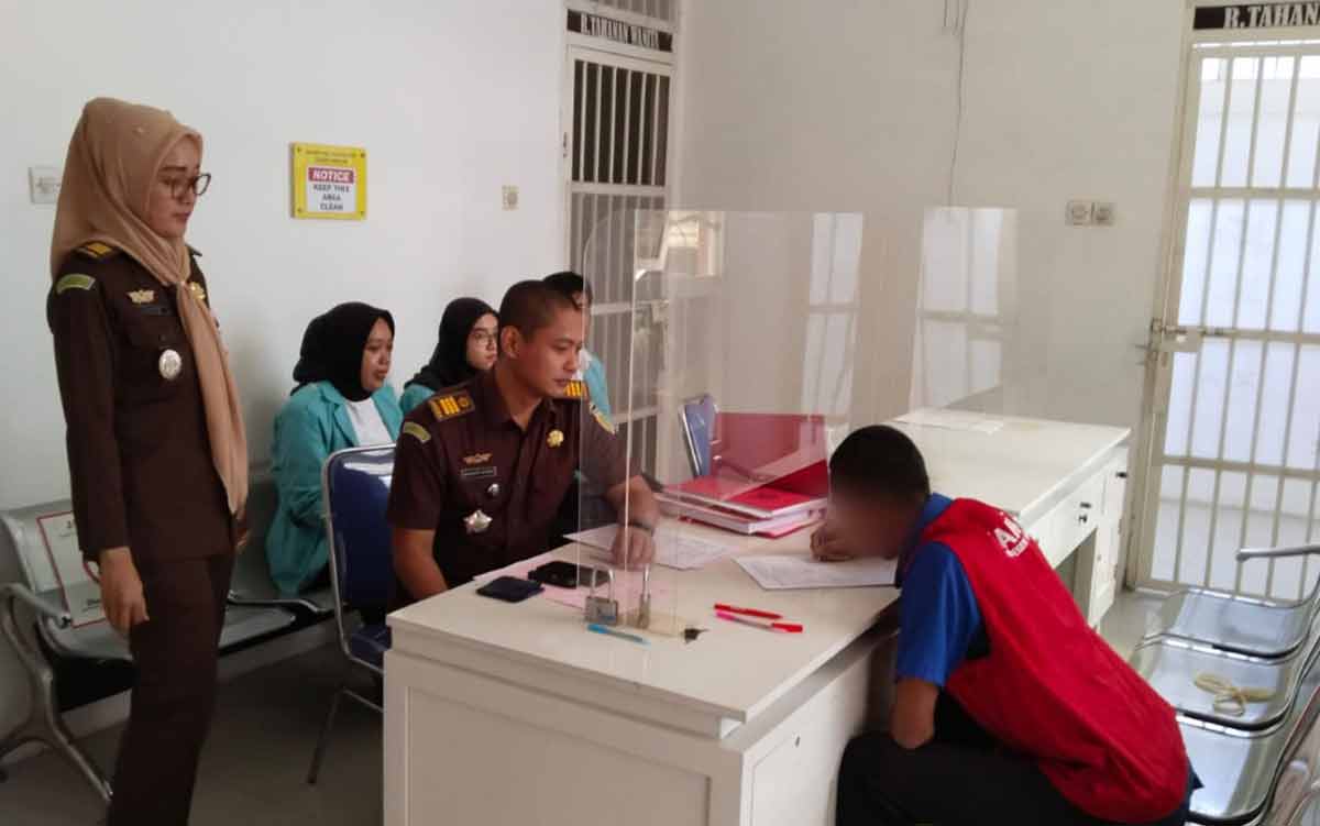 Tim JPU Kajari Nganjuk ketika menerima pelimpahan tersangka dan barang bukti perkara pembunuhan Desa Teken. Foto: Ist