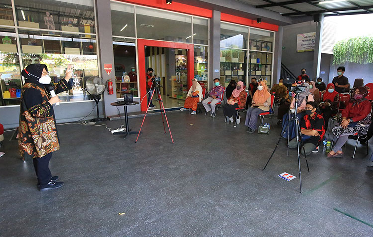 Wali Kota Surabaya Tri Rismaharini bertemu dengan Bunda PAUD (Pendidikan Anak Usia Dini) di Wardhana Training Center, Jalan Kalibutuh 62, Kelurahan Tembok Dukuh, Bubutan, Surabaya, Minggu (11/10). foto: ist.