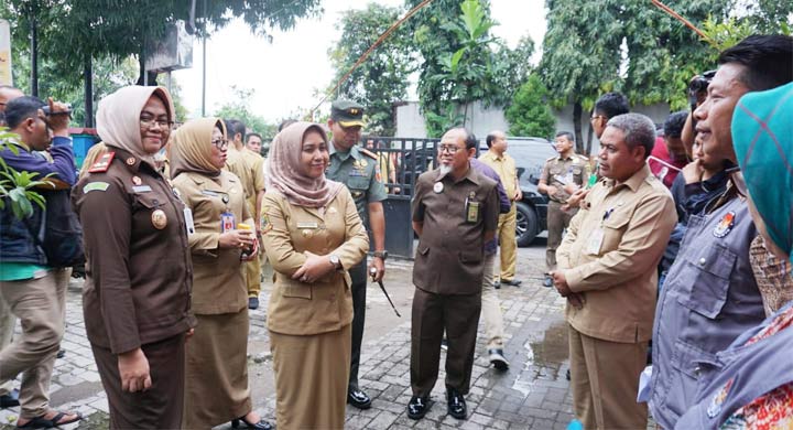 Wali Kota Mojokerto Ika Puspitasari, saat sidak persiapan pelaksanaan Pemilu, Selasa (16/4) pagi.