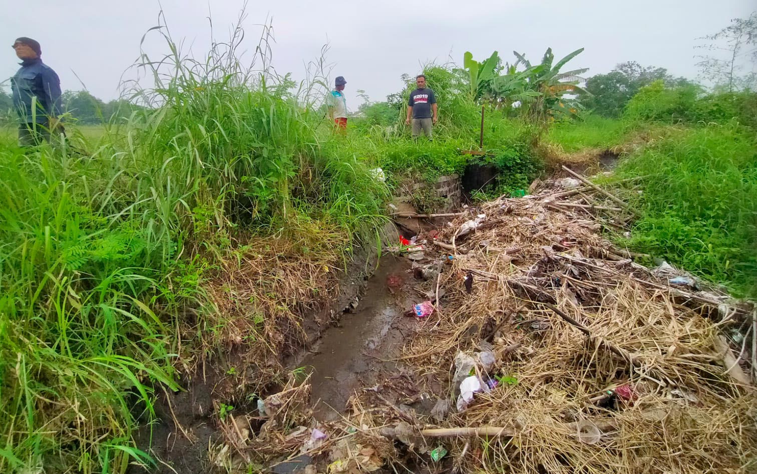 Petani Lumpangbolong Kelurahan Dermo saat menunjukkan saluran air irigasi yang kering.