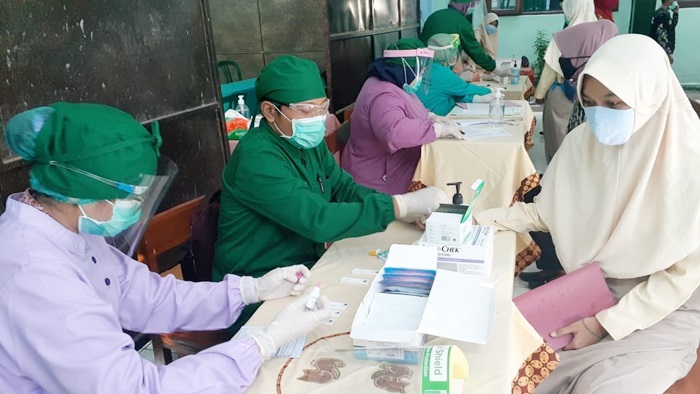 Rapid test siswa dan guru di SMPN 4 Kota Madiun.