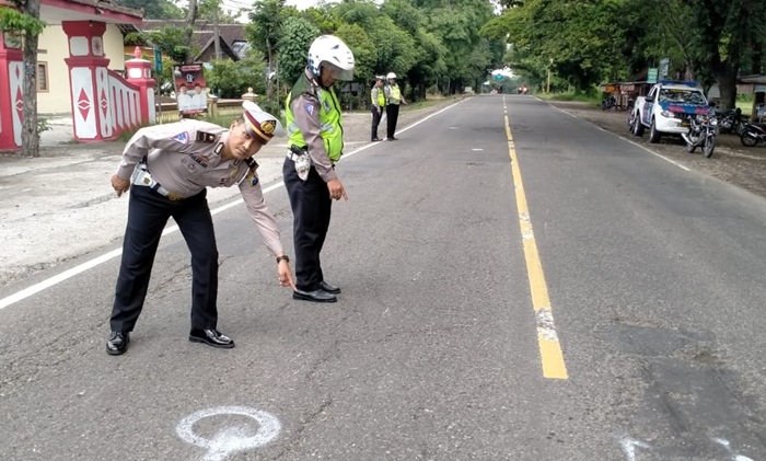 Petugas sedang menunjukkan lokasi kejadian.