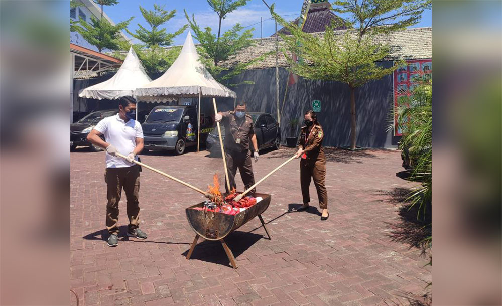 Proses pemusnahan barang bukti dilakukan dengan cara dibakar hingga dipotong menggunakan mesin gerinda.