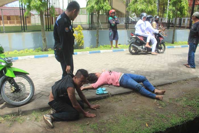Salah satu pelaku saat dilumpuhkan petugas. foto: ZAINAL A/ BANGSAONLINE