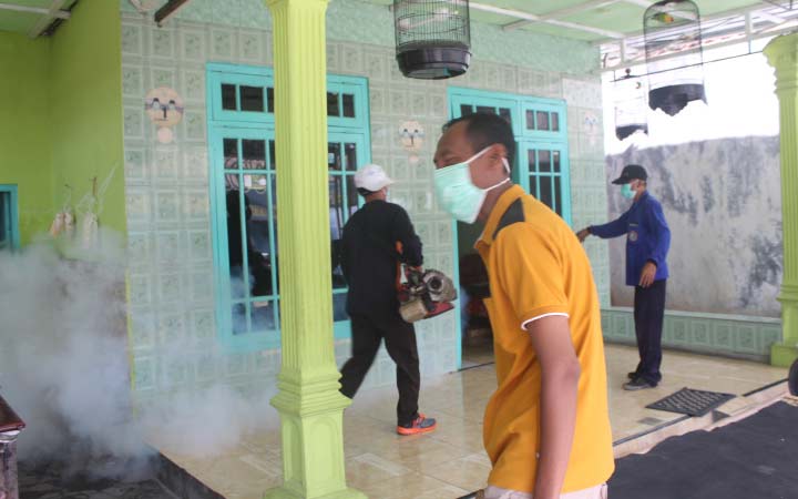 Kegiatan fogging untuk berantas penyebaran nyamuk.
