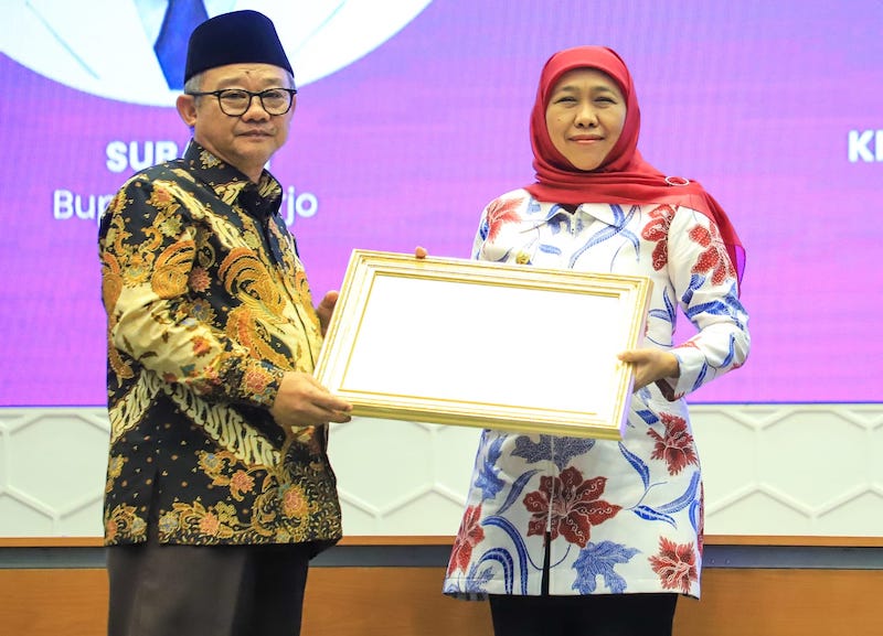 Jatim Terima Penghargaan Menteri Dikdasmen Atas Kinerja Tinggi UKBI 2021-2024