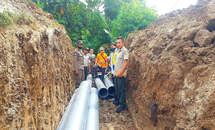 Tim BPBD bersama Satpol, BBWS, Pemdes, TNI, dan Polri langsung mendatangi lokasi guna melakukan pengecekan kondisi tanggul.