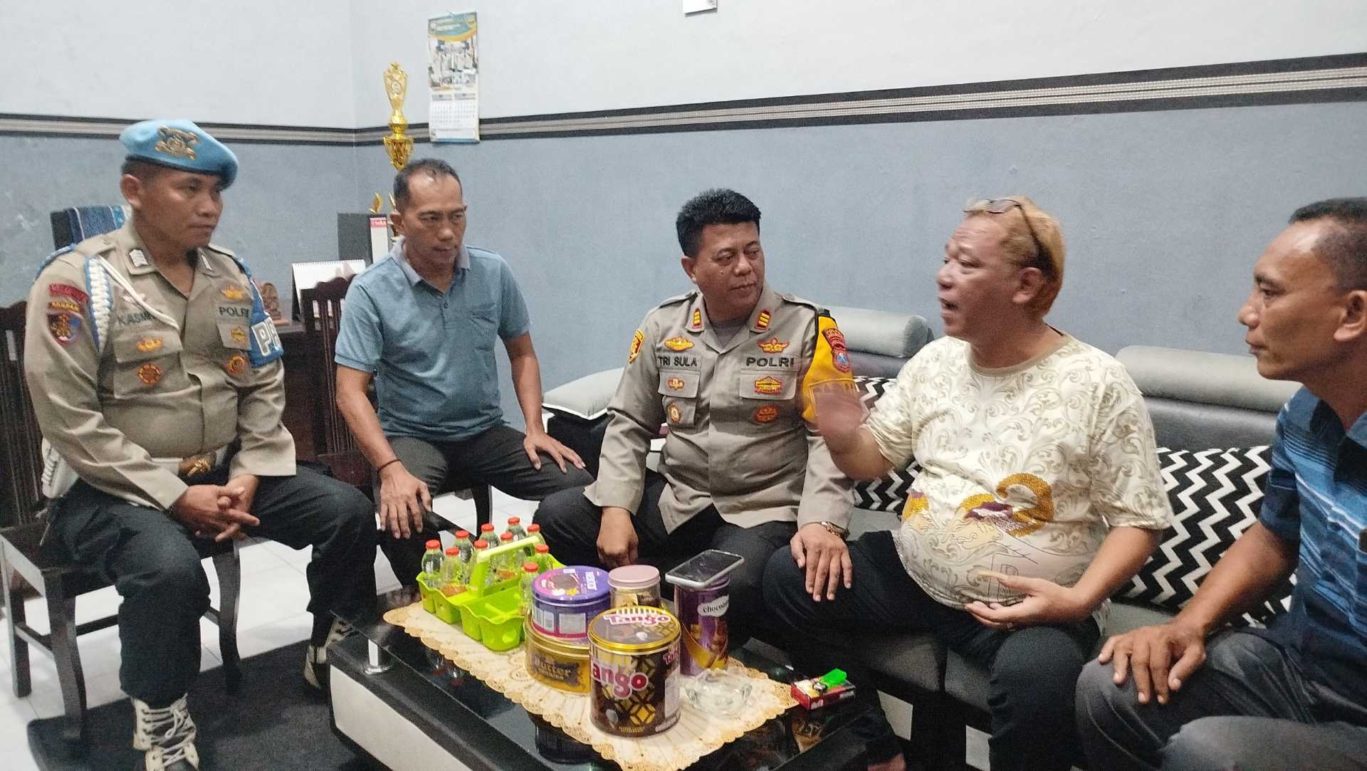 Kapolsek Mojowarno, AKP Tri Sula melakukan klarifikasi dengan Kades Mojoduwur, Imam Baihaqi