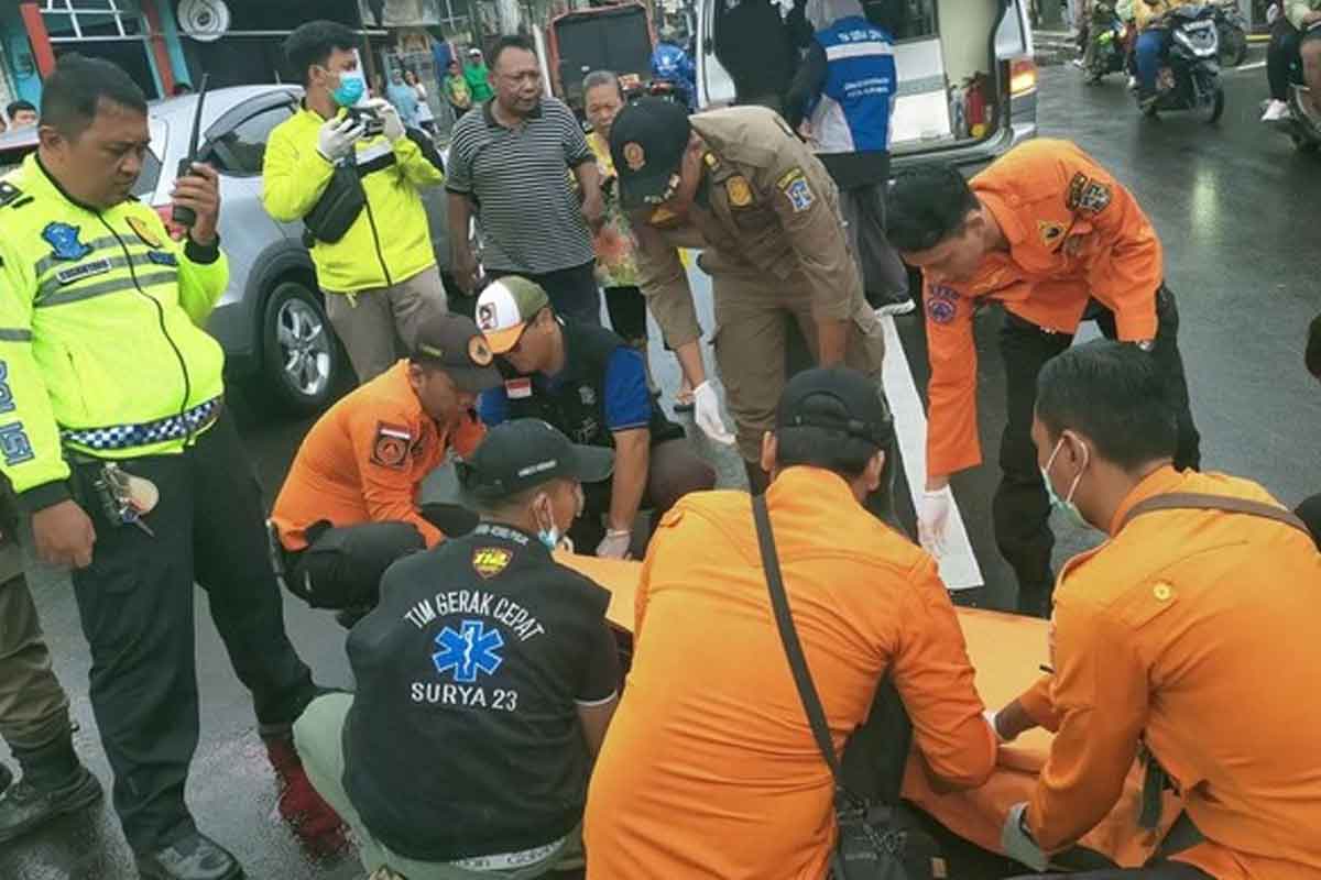 Evakuasi korban kecelakaan di Jalan Ciliwung, Surabaya. Wanita yang menjadi korban dinyatakan meninggal. Foto: Dok. BPBD Linmas Kota Surabaya 