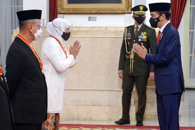 Gubernur Khofifah Indar Parawansa saat menerima Penghargaan Bintang Mahaputra Utama dari Presiden Joko Widodo di Istana Bogor, Rabu (11/11/2020). foto: ist.