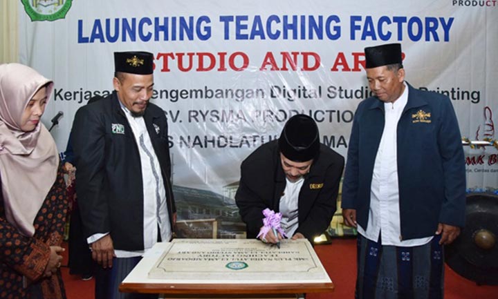 TANDA TANGAN PRASASTI: Plt. Bupati Nur Ahmad didampingi Ketua PCNU Sidoarjo meresmikan Studio Art SMK Plus NU, Rabu (15/1). foto: ist