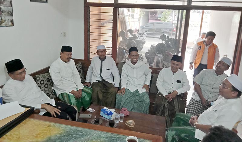 Anshori (paling kiri) disambut Ketua DPC Hanura Kota Pasuruan Farid Misbah (paling kanan) saat mendaftar sebagai bacawali.