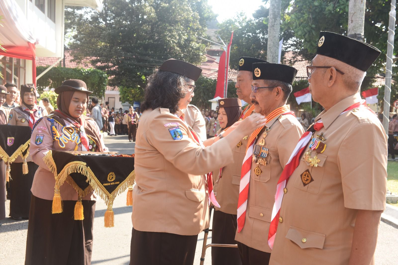Pj Wali Kota Kediri Zanariah selaku Ketua Majelis Pembimbing Cabang Gerakan Pramuka Kota Kediri saat penyematan tanda penghargaan Gerakan Pramuka.  (dok. Ist)