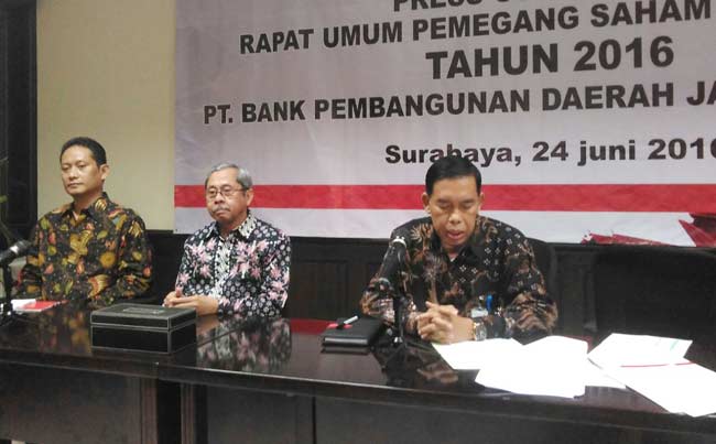 Direktur utama bankjatim R Suroso dan jajaran komisaris saat memberikan keterangan pada awak media. foto: YULI IKSANTI/ BANGSAONLINE
