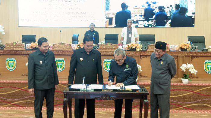 Penandatanganan Nota Kesepatan hasil Rapat Paripurna. Foto: Hendro Suhartono/BANGSAONLINE