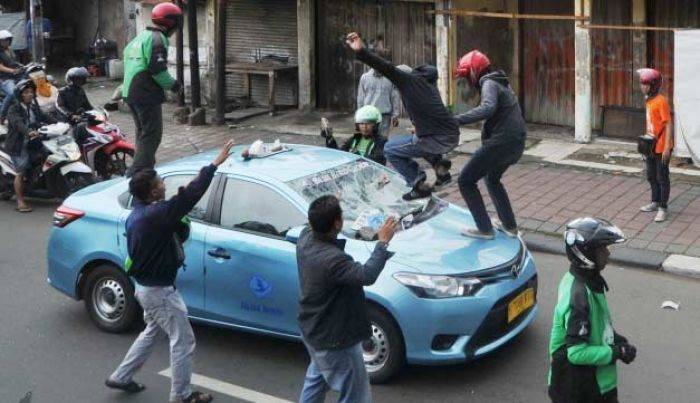 Kerusuhan yang terjadi saat demo sopir angkutan darat kemarin. foto: merdeka.com