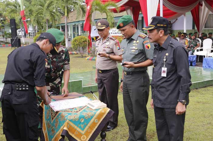 Wabup Moh. Qosim, Kapolres AKBP Boro Windu Danandito, dan Dandim 0817 Letkol Kav. Widodo Pujianto dalam apel kebersamaan. foto: syuhud/bangsaonline
