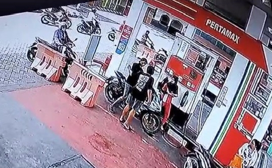 Pria ini Dibogem Pemotor yang Bawa Istri dan Anak di SPBU, Polres Gresik Lakukan Penyelidikan