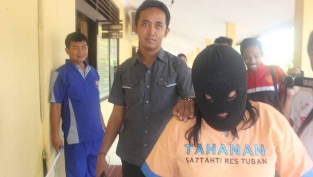 Tersangka saat digelandang petugas untuk jalani pemeriksaan. (Suwandi/BangsaOnline)