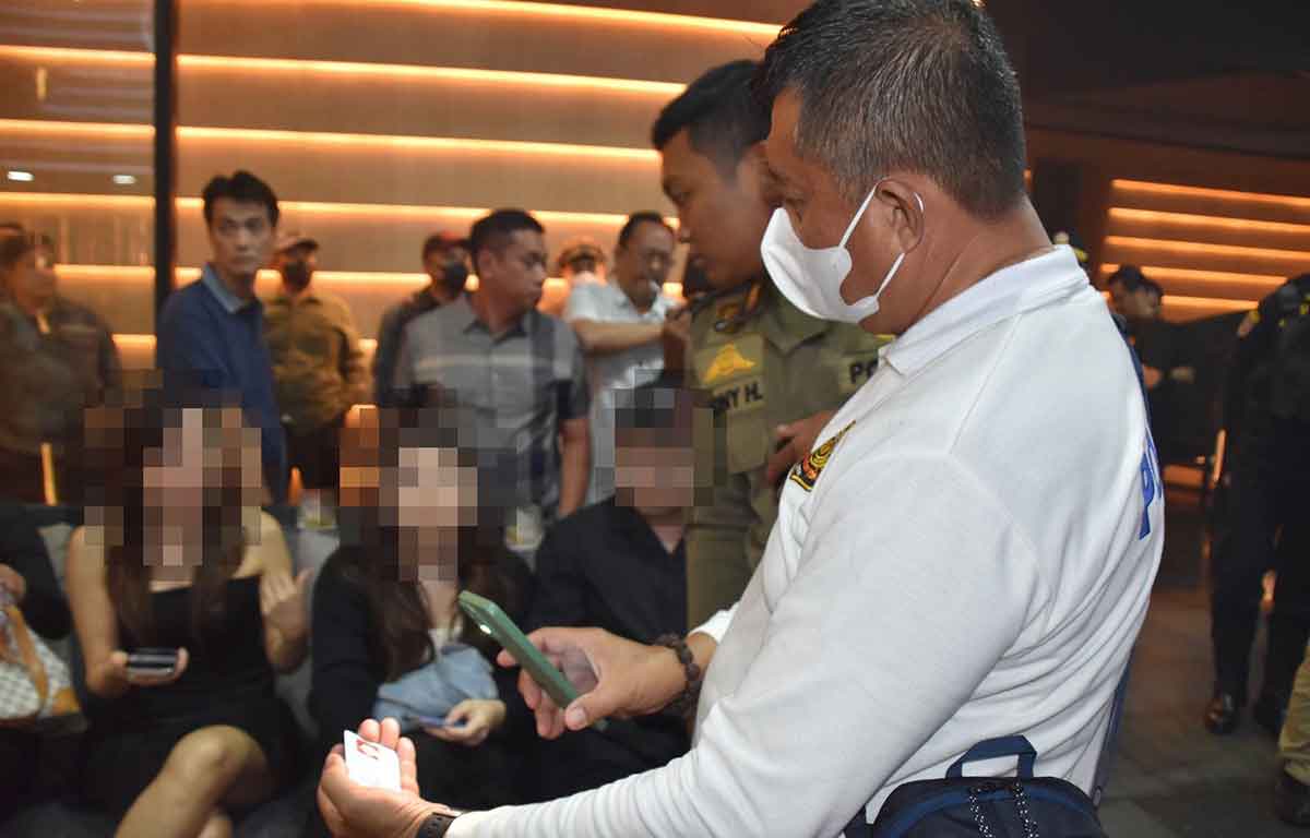 Petugas saat melakukan razia ke salah satu tempat hiburan malam di Surabaya. 