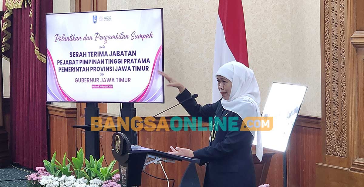 Gubernur Jawa Timur, Khofifah Indar Parawansa, saat memberi sambutan dalam pelantikan 7 pejabat eselon II yang baru. Foto: DEVI FITRI AFRIYANTI/BANGSAONLINE