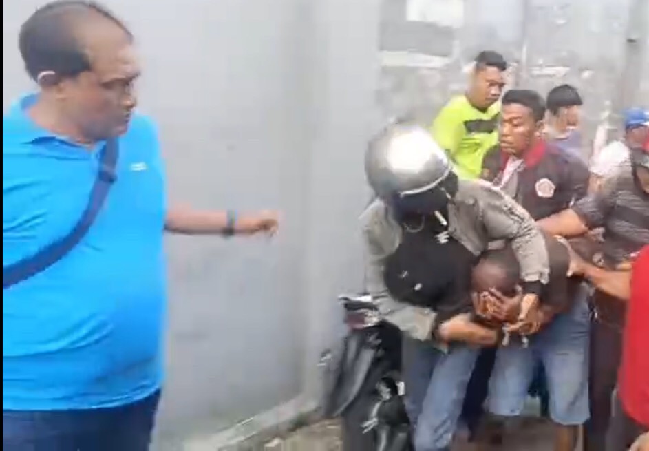 Tangkapan layar video saat pelaku diamankan petugas di Jln Kedung Cowek