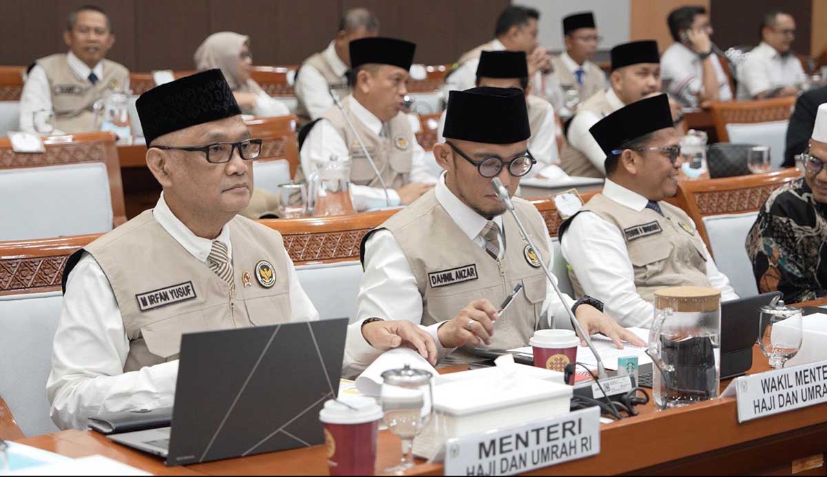 Menteri Haji dan Umrah, Mochamad Irfan Yusuf, bersama wakilnya dalam rapat kerja bersama Komisi VIII DPR RI.