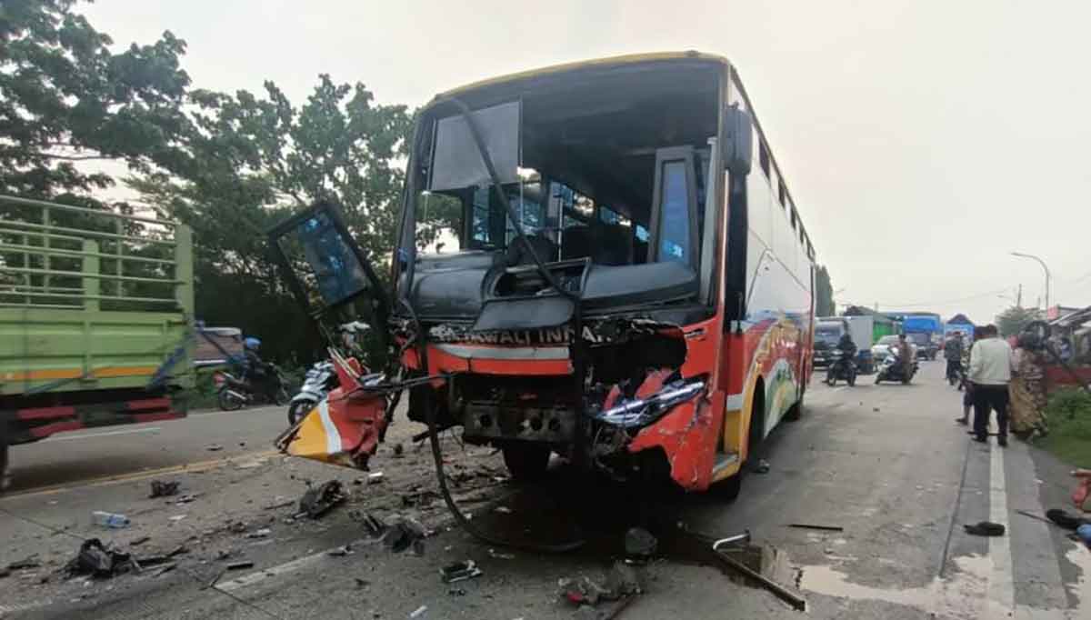 Kondisi bus yang terlibat kecelakaan di Jalan Raya Duduksampeyan, Gresik.