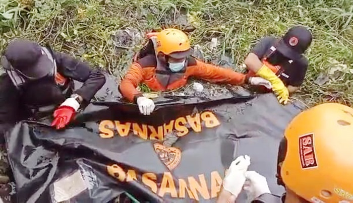 Jenazah NS dievakuasi usai ditemukan oleh petugas.