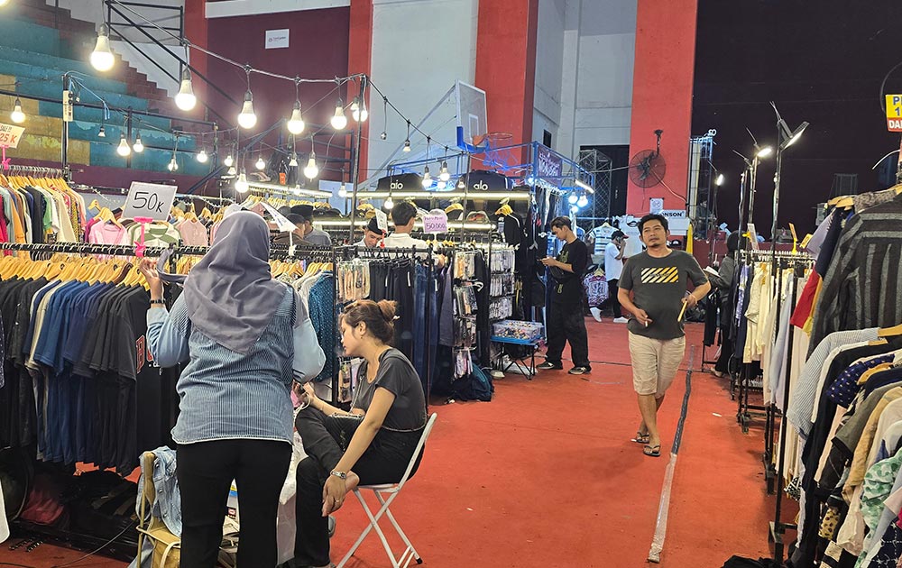 Suasana Bangkalan Bazar Fashion di GOR Saka Bangkalan yang sepi pengunjung.
