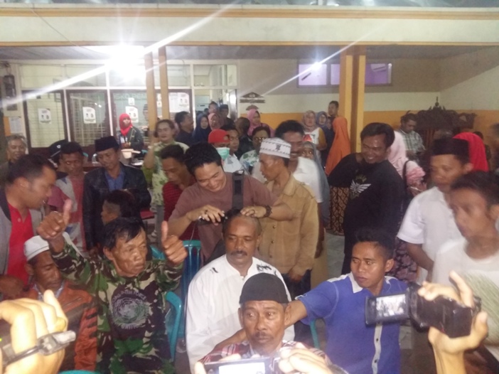 Aksi cukur gundul yang dilakukan sejumlah relawan Thoriq-Indah di posko pemenangan mereka