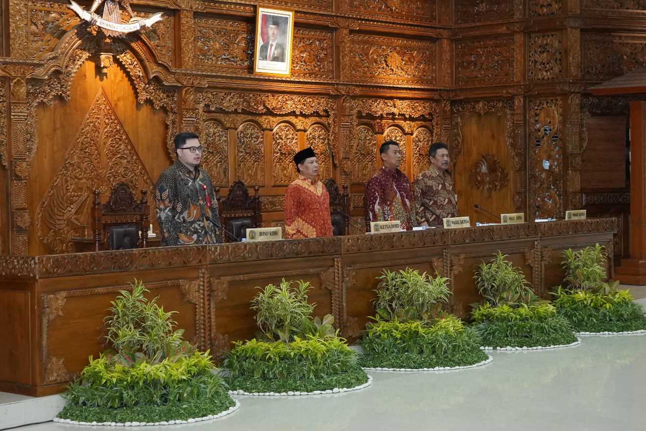 Bupati Hanindhito Himawan Pramana (kiri) bersama Pimpinan DPRD kabupaten Kediri. (Ist). 