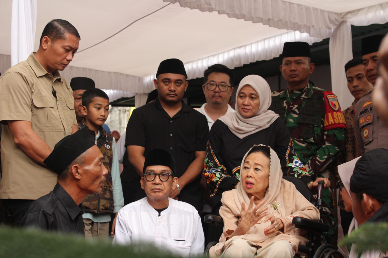  Ny. Sinta Nuriyah Wahid bersama Antok (kiri, duduk) bersama tamu undangan.