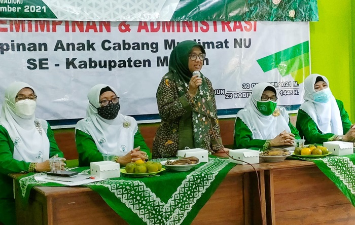 Dra. Hj. Aisyah Lilia Agustina, M.Si., Anggota DPRD Jatim Dapil XI saat menggelar Reses III Tahun 32021 di NU Center Kabupaten Madiun, Sabtu (30/10/2021).