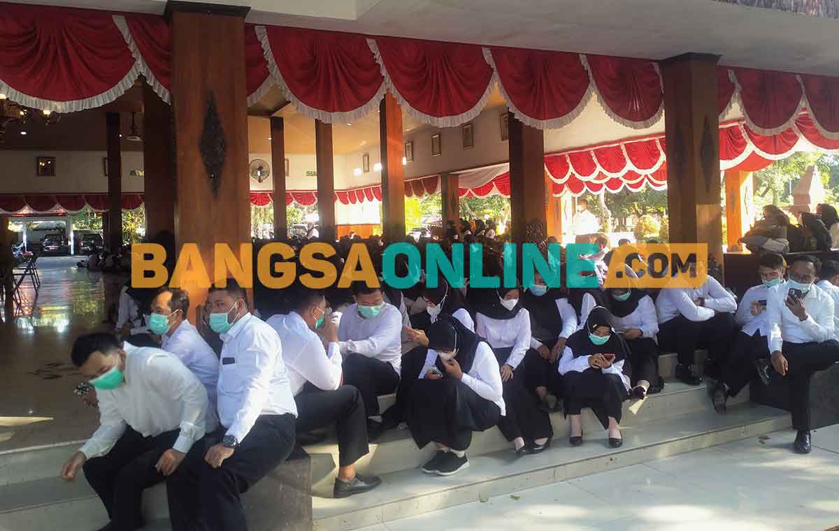 Ratusan tenaga PPPK saat berada di Pendopo Trenggalek. Foto: HERMAN SUBAGYO/BANGSAONLINE