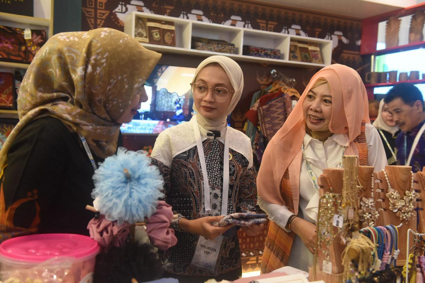 Wali Kota Kediri Vinanda Prameswati (tengah) saat meninjau stand UMKM. (Ist). 