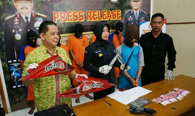 Polisi menunjukkan pelaku dan barang bukti pembunuhan di Mapolres Jombang, Jumat (22/7). foto: RONY S/ BANGSAONLINE 