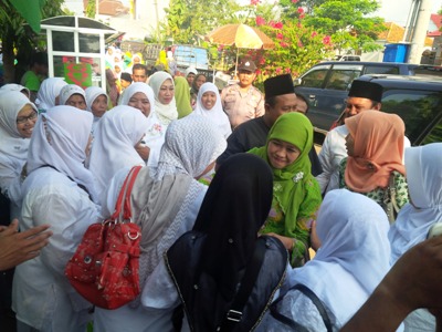 Ketua Umum Pimpinan Pusat Muslimat NU Hj Khofifah Indarparawansah saat berada di Tuban. foto:suwandi/BANGSAPONLINE