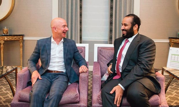 Jeff Bezos bersama Mohammed bin Salman selama kunjungannya ke AS pada Maret 2018. foto: Saudi Press Agency