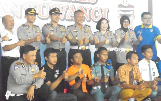 Kapolres Banyuwangi AKBP Budi Mulyanto (tengah) bersama jajaran Satlantas dan peserta sosialisasi etika berlalu lintas.