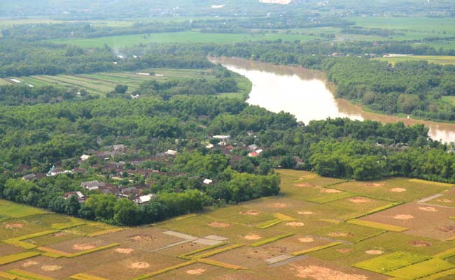 ANDALAN PETANI: Meski sering meluap, sungai Bengawan Solo tetap menjadi sumber pengairan para petani di wilayah bantaran, khususnya saat musim kemarau. foto: eky nurhadi/ BANGSAONLINE