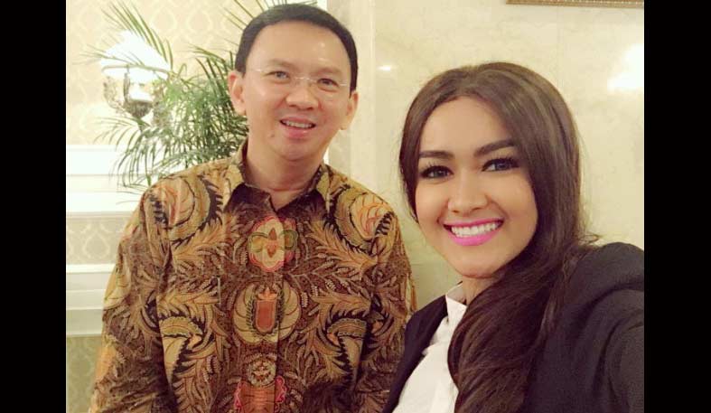 Julia Perez dan Basuki Tjahaja Purnama (Ahok) selfie bareng. foto: twitter
