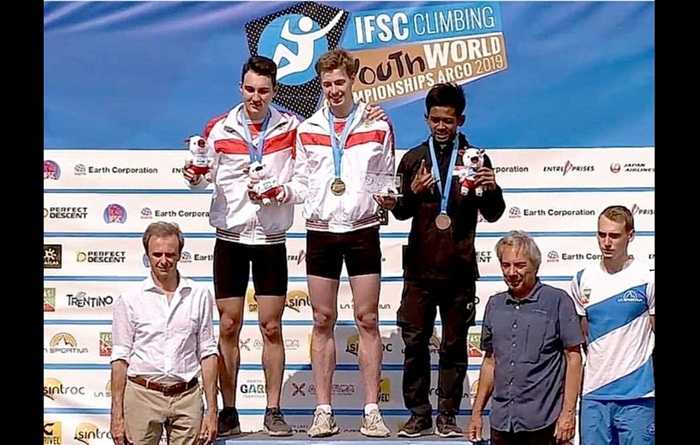 Rahmad Adi Mulyono (baju hitam) saat menerima medali perunggu dalam ajang IFSC Youth World Championships di Italia.