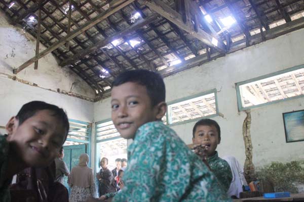 Tampak atap dan dinding gedung yang sangat tidak layak untuk ditempati. (suwandi/BANGSAONLINE)