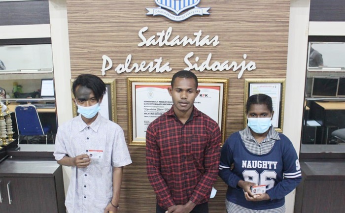 Lolos Ujian Praktik, Tiga Pelajar Papua di Sidoarjo Terima SIM Baru