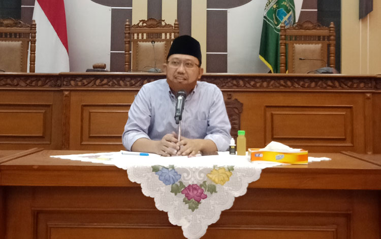 H. M. Sudiono Fauzan, Sekretaris DPC PKB Pasuruan saat memberikan penjelasan terkait acara halal bihalal yang disorot netizen.