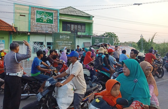 Suasana bagi-bagi takjil yang digelar DPC BMI PDIP Gresik di Ujungpangkah. foto: SYUHUD A/BANGSAONLINE.